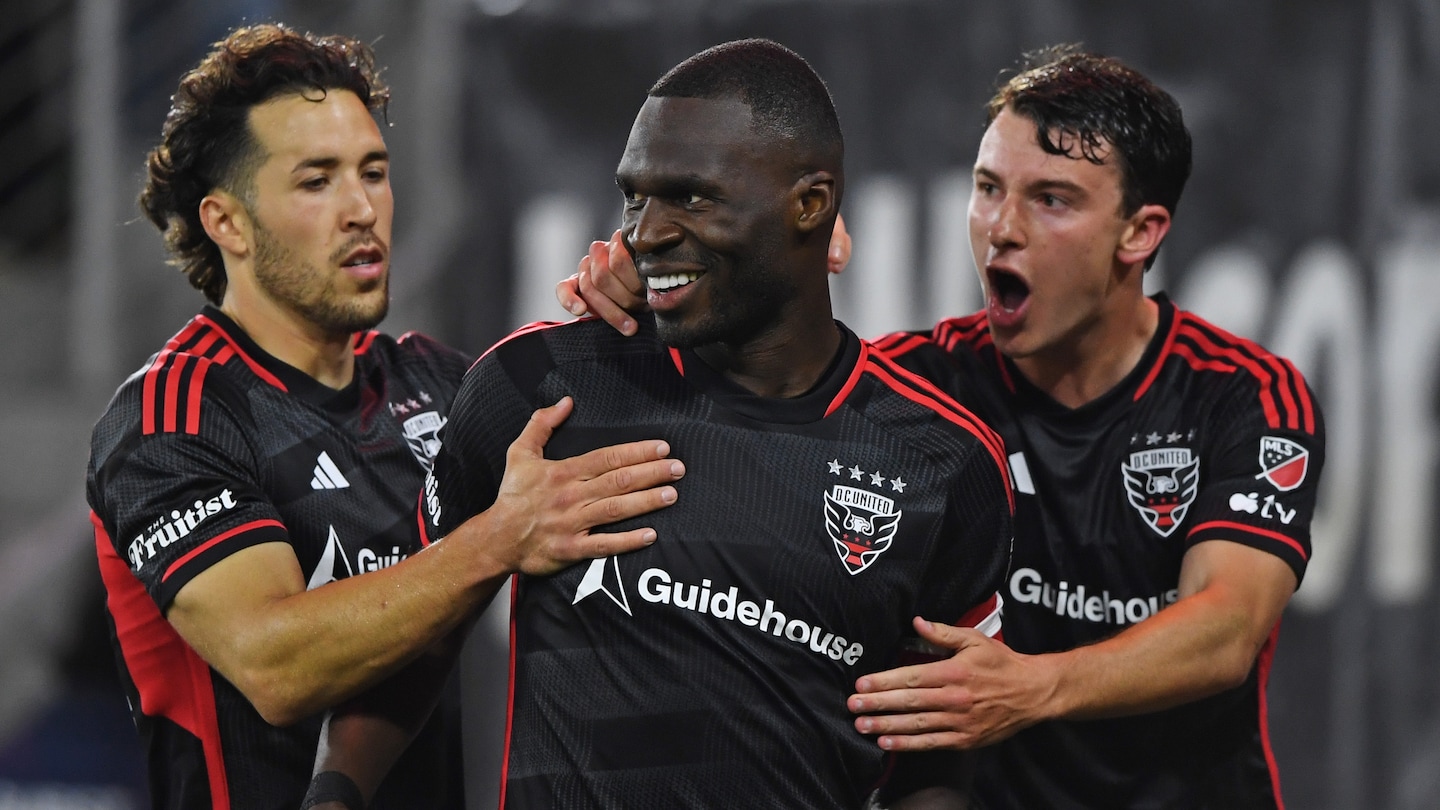 Christian Benteke scores twice as D.C. United beats Seattle Sounders