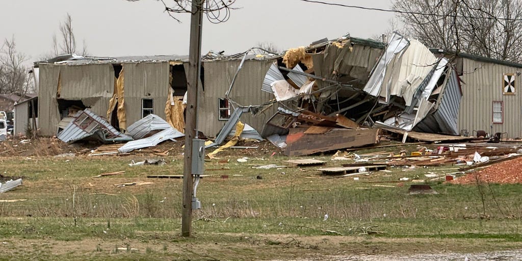 5 hurt as tornado tears through Cave City, Arkansas