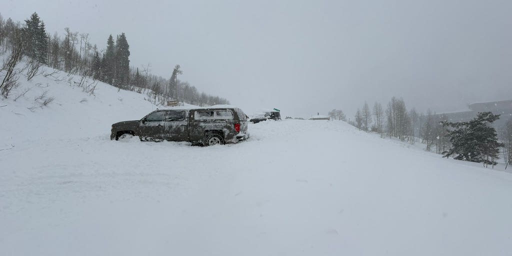 Avalanche partially buries 2 vehicles near Utah ski resort