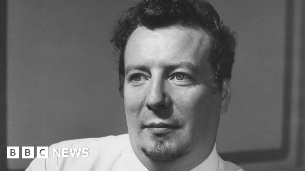 Stuart Burrows, internationally renowned opera singer, dies at 92