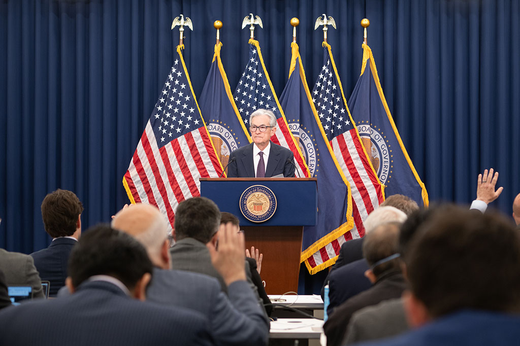 Top Fed Official Calls for a 25 Basis Point Rate Cut in July
