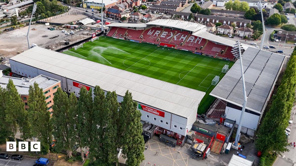 Cwestiynu penderfyniad i roi arian cyhoeddus i Glwb Pêl-droed Wrecsam